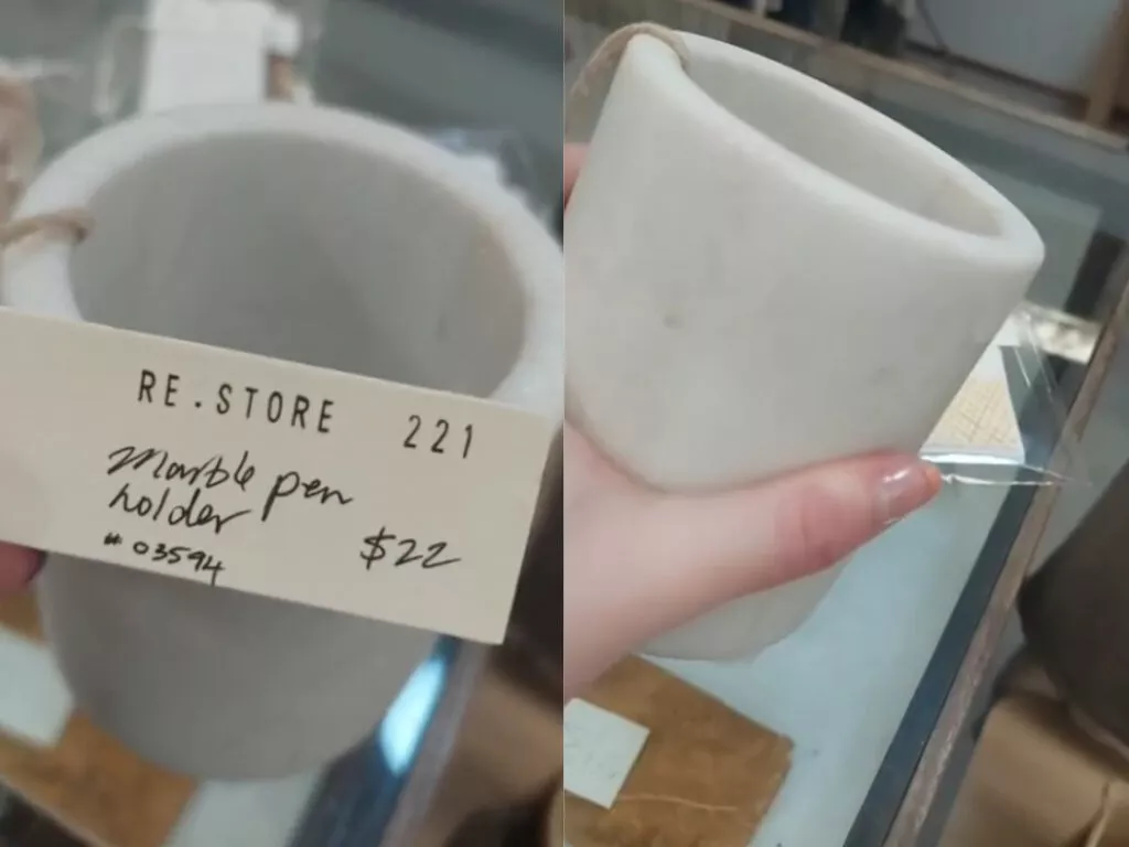 Mramorový držiak na pero, v skutočnosti nádoba na záchodovú kefu.